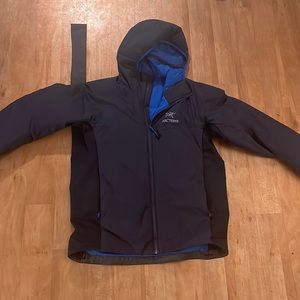 Arc’teryx Atom LT hoodie in Tui Blue